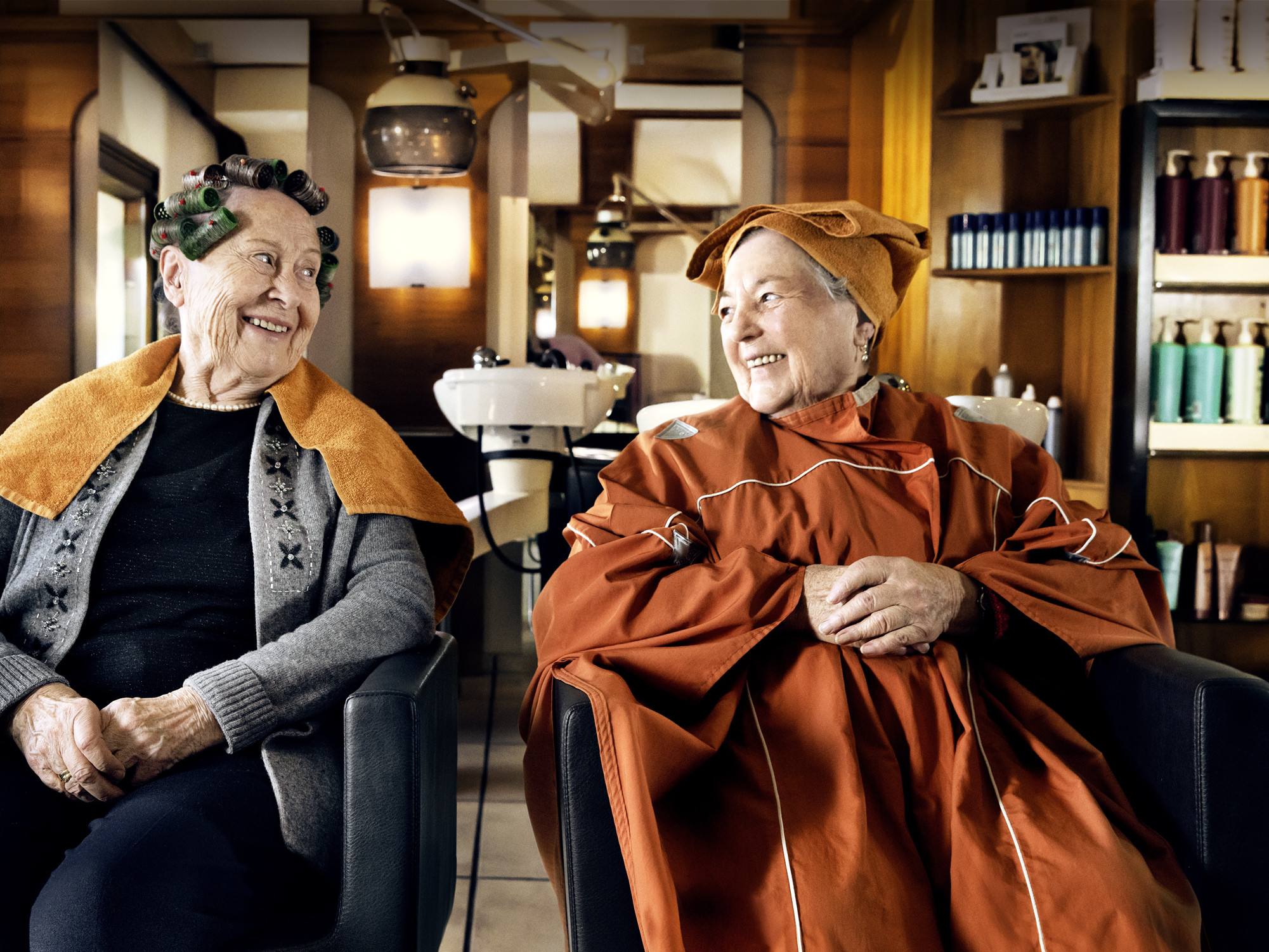 Zwei Frauen beim Friseur.